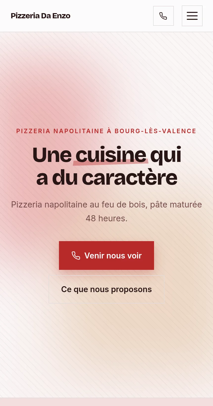 Page d'une pizzeria : titre centré plein écran sur dégradé rose, « Une cuisine qui a du caractère », et plus bas la carte avec ses catégories et ses prix